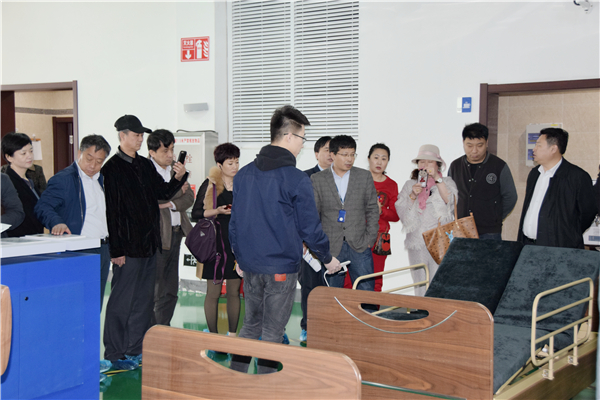 李學威副院長講解產品.jpg