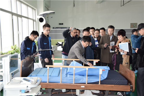 李學威副院長進行產品演示.jpg